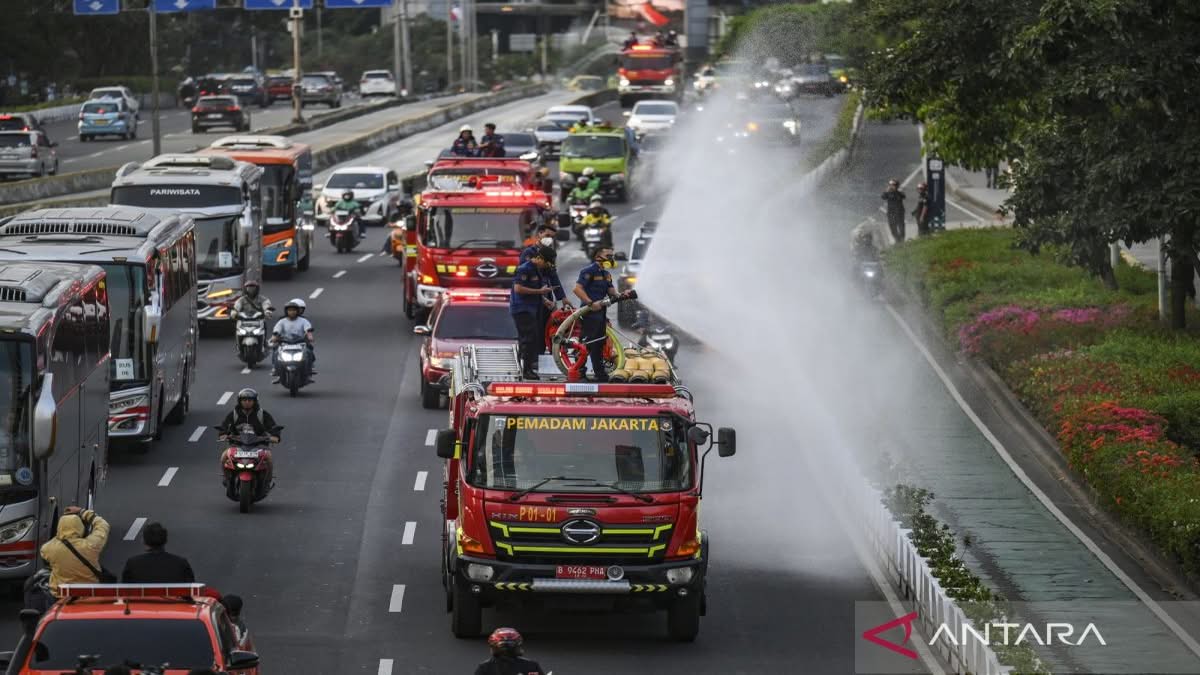 penyemprotan-air-antisipasi-dampak-abu-vulkanik-di-jakarta-2858393