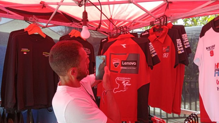 Penonton mulai berburu merchandise MotoGP Indonesia 2026