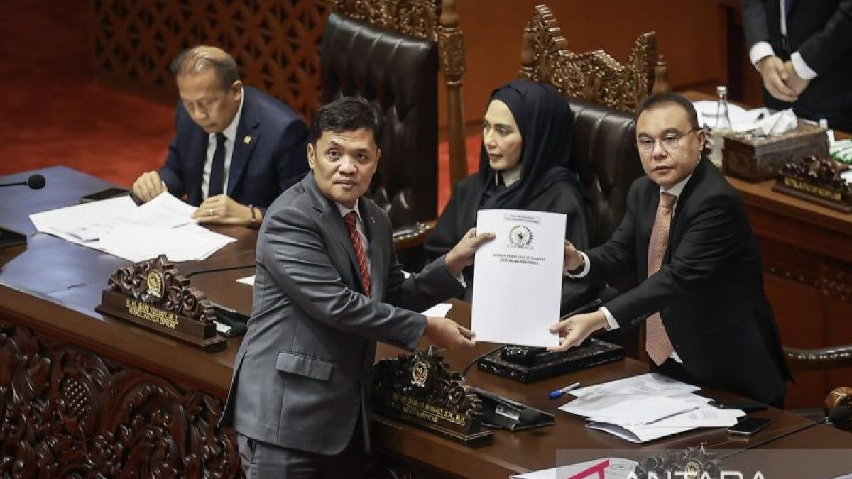 dpr-setujui-ruu-polri-jadi-undang-undang-090626-dr-03