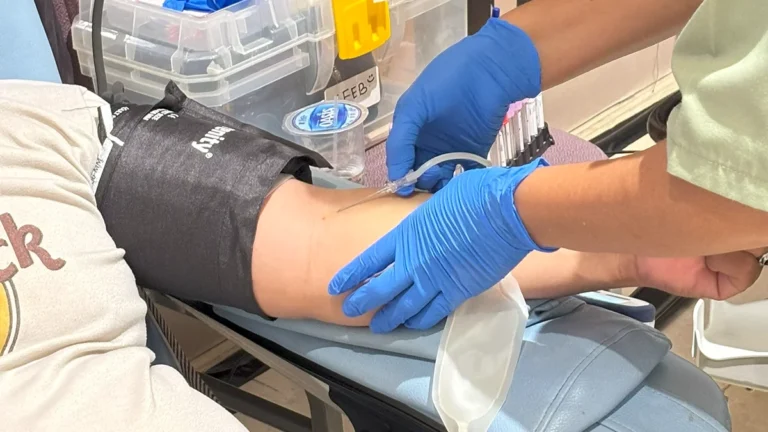 Pendonor duduk tenang sambil mendonorkan darah di event Rumah Berkah 22 Juni 2025, dengan perawatan medis yang memenuhi ketentuan donor darah , seperti penggunaan alat steril dan pemantauan kesehatan selama proses.