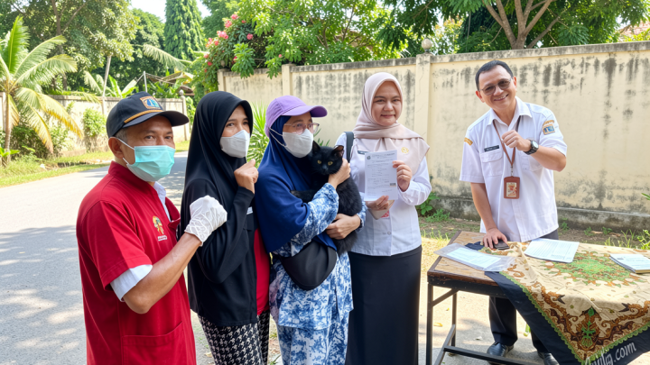KPKP Jakbar vaksinasi puluhan hewan penular rabies di Jelambar