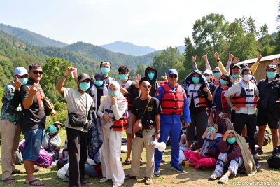 Petugas bagikan masker & ingatkan wisatawan patuhi zona aman Krakatau