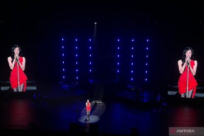 Tiffany Young sapa penggemar di Jakarta dalam konser Edge of Calm Tour