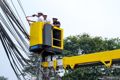 Pemkot Jaktim tertibkan kabel udara semrawut sepanjang 792 meter
