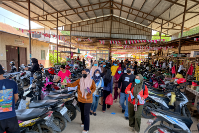 Pemkot Bandarlampung kerahkan nakes bagikan masker kepada warga