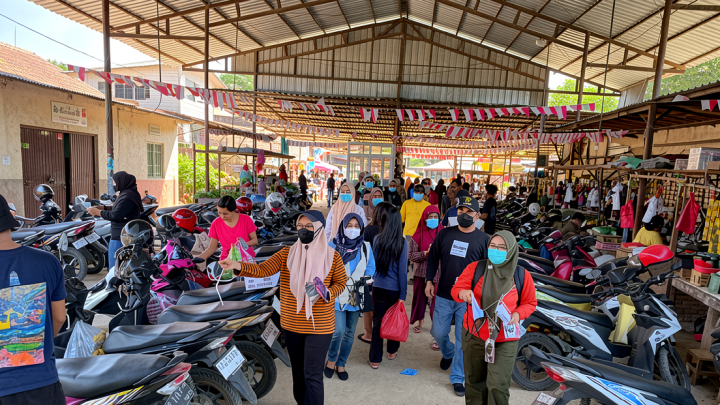 Pemkot Bandarlampung kerahkan nakes bagikan masker kepada warga