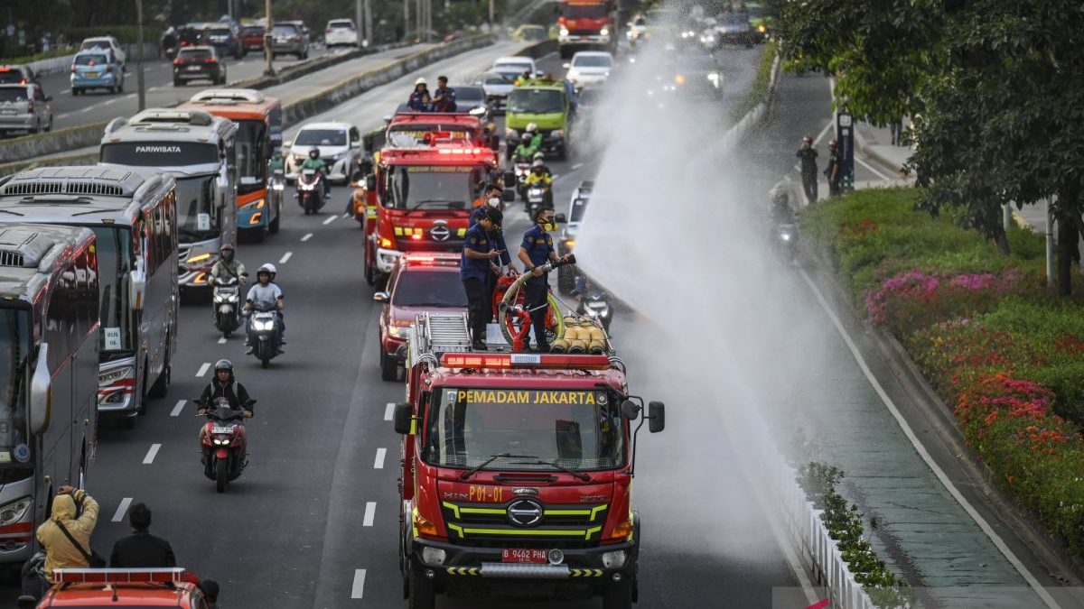 penyemprotan-air-antisipasi-dampak-abu-vulkanik-di-jakarta-2858393