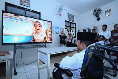 Membuka ruang belajar setara lewat layar pintar IFP
