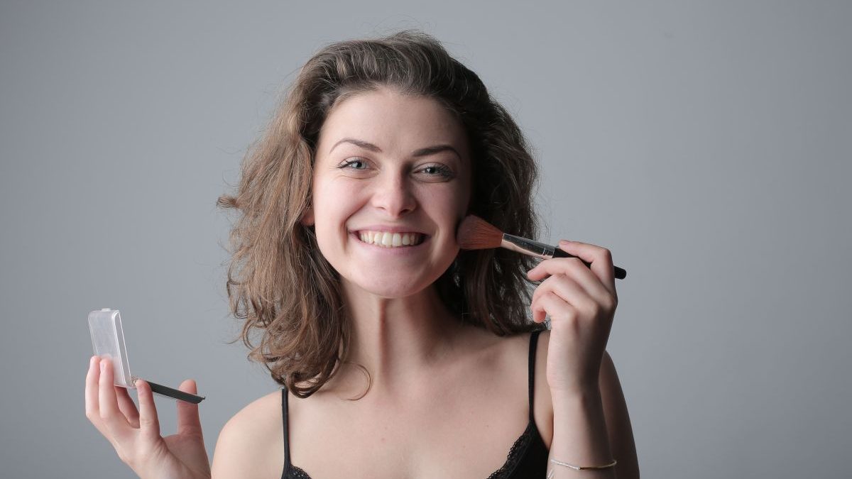 Cara membersihkan brush makeup agar bebas sisa produk dan kotoran